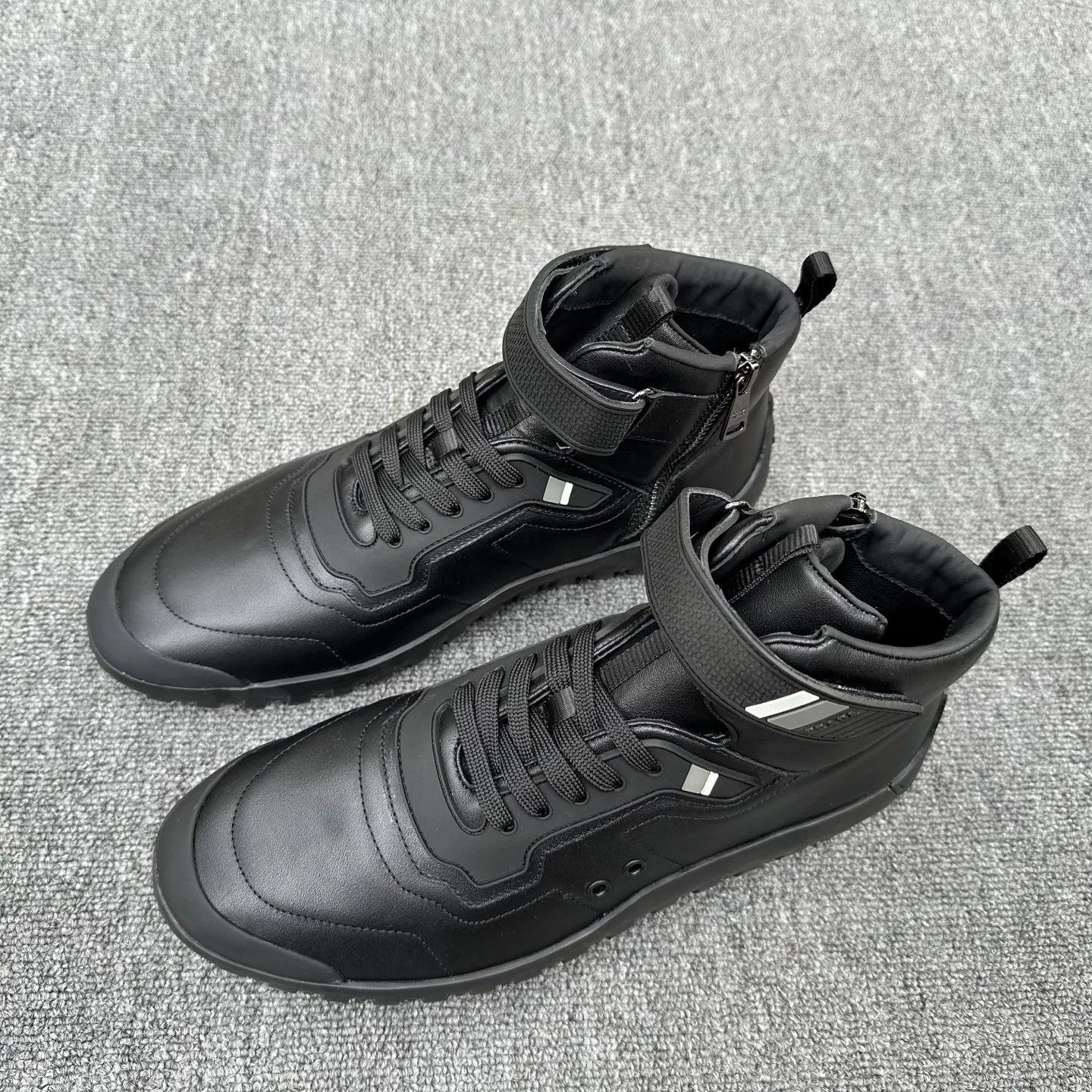 💰880 Prada/Prada’s new men’s spliced ​​casual sports boots! The shoe's exquisite stitching outlines a unique geometric texture, and contemporary lines and details reinterpret the classic sports style. The upper is made of ultra-official material, and the lining is full cowhide. It is lightweight, breathable, practical and versatile. The tongue is decorated with the Prada Milano logo, and the logo print is embellished with the laces. It is paired with a 2.5cm two-color rubber sole to create a comfortable wearing experience. Comes with full set of original packaging dust bag! Size: 39-40-41-42-43-44 (45 customized) standard leather shoe size Item number: 41274651